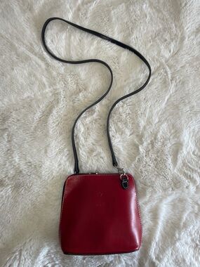 Vera Pelle Red Leather Crossbody with Black Strap
Made in Italy